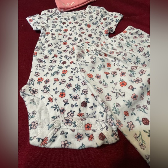 3-Piece Set (Short Sleeve Flowers & Unicorns Onesie, Pants & Pink Happy Hat) - Picture 4 of 9